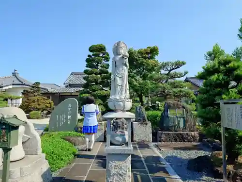 白雲寺の像