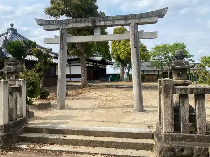 八王子神社の{uncategorized: "未分類", other: "その他", undefined: "問題あり", building: "その他建物", grave: "お墓", sacred_gate: "鳥居", guardian: "狛犬", statue: "像", buddha: "仏像", history: "歴史", nature: "自然", garden: "庭園", animal: "動物", pagoda: "塔", temizu: "手水舎", mountain_gate: "山門・神門", sanctuary: "本殿・本堂", subordinate: "末社・摂社", art: "芸術", scenery: "景色", jizo: "地蔵", ema: "絵馬", goshuin: "御朱印", omikuji: "おみくじ", items: "授与品その他", amulet: "お守り", goshuincho: "御朱印帳", eats: "食事", festival: "お祭り", votive_dance: "神楽", shichigosan: "七五三参", wedding: "結婚式", experience: "体験その他", initially: "初詣", around: "周辺", anti_infection: "感染症対策"}