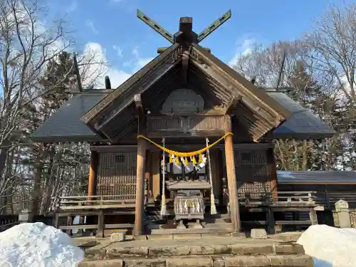 新十津川神社の{uncategorized: "未分類", other: "その他", undefined: "問題あり", building: "その他建物", grave: "お墓", sacred_gate: "鳥居", guardian: "狛犬", statue: "像", buddha: "仏像", history: "歴史", nature: "自然", garden: "庭園", animal: "動物", pagoda: "塔", temizu: "手水舎", mountain_gate: "山門・神門", sanctuary: "本殿・本堂", subordinate: "末社・摂社", art: "芸術", scenery: "景色", jizo: "地蔵", ema: "絵馬", goshuin: "御朱印", omikuji: "おみくじ", items: "授与品その他", amulet: "お守り", goshuincho: "御朱印帳", eats: "食事", festival: "お祭り", votive_dance: "神楽", shichigosan: "七五三参", wedding: "結婚式", experience: "体験その他", initially: "初詣", around: "周辺", anti_infection: "感染症対策"}