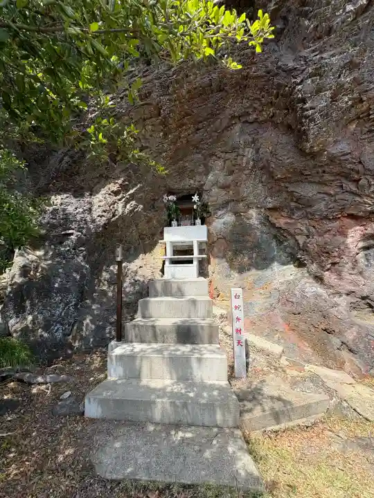 白蛇弁天(弁天島)の{uncategorized: "未分類", other: "その他", undefined: "問題あり", building: "その他建物", grave: "お墓", sacred_gate: "鳥居", guardian: "狛犬", statue: "像", buddha: "仏像", history: "歴史", nature: "自然", garden: "庭園", animal: "動物", pagoda: "塔", temizu: "手水舎", mountain_gate: "山門・神門", sanctuary: "本殿・本堂", subordinate: "末社・摂社", art: "芸術", scenery: "景色", jizo: "地蔵", ema: "絵馬", goshuin: "御朱印", omikuji: "おみくじ", items: "授与品その他", amulet: "お守り", goshuincho: "御朱印帳", eats: "食事", festival: "お祭り", votive_dance: "神楽", shichigosan: "七五三参", wedding: "結婚式", experience: "体験その他", initially: "初詣", around: "周辺", anti_infection: "感染症対策"}