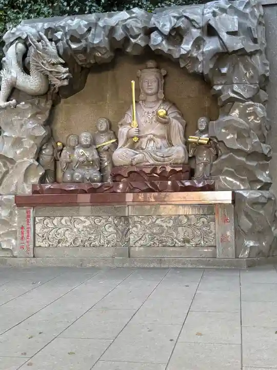 江島神社の{uncategorized: "未分類", other: "その他", undefined: "問題あり", building: "その他建物", grave: "お墓", sacred_gate: "鳥居", guardian: "狛犬", statue: "像", buddha: "仏像", history: "歴史", nature: "自然", garden: "庭園", animal: "動物", pagoda: "塔", temizu: "手水舎", mountain_gate: "山門・神門", sanctuary: "本殿・本堂", subordinate: "末社・摂社", art: "芸術", scenery: "景色", jizo: "地蔵", ema: "絵馬", goshuin: "御朱印", omikuji: "おみくじ", items: "授与品その他", amulet: "お守り", goshuincho: "御朱印帳", eats: "食事", festival: "お祭り", votive_dance: "神楽", shichigosan: "七五三参", wedding: "結婚式", experience: "体験その他", initially: "初詣", around: "周辺", anti_infection: "感染症対策"}