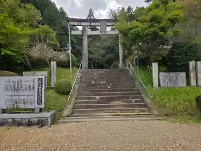 八咫烏神社の{uncategorized: "未分類", other: "その他", undefined: "問題あり", building: "その他建物", grave: "お墓", sacred_gate: "鳥居", guardian: "狛犬", statue: "像", buddha: "仏像", history: "歴史", nature: "自然", garden: "庭園", animal: "動物", pagoda: "塔", temizu: "手水舎", mountain_gate: "山門・神門", sanctuary: "本殿・本堂", subordinate: "末社・摂社", art: "芸術", scenery: "景色", jizo: "地蔵", ema: "絵馬", goshuin: "御朱印", omikuji: "おみくじ", items: "授与品その他", amulet: "お守り", goshuincho: "御朱印帳", eats: "食事", festival: "お祭り", votive_dance: "神楽", shichigosan: "七五三参", wedding: "結婚式", experience: "体験その他", initially: "初詣", around: "周辺", anti_infection: "感染症対策"}