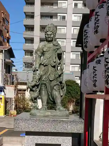 大光不動堂の像
