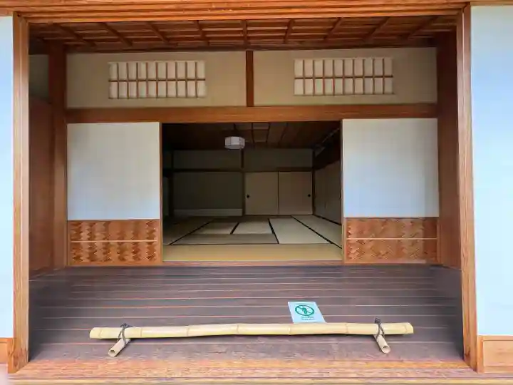 総見院の{uncategorized: "未分類", other: "その他", undefined: "問題あり", building: "その他建物", grave: "お墓", sacred_gate: "鳥居", guardian: "狛犬", statue: "像", buddha: "仏像", history: "歴史", nature: "自然", garden: "庭園", animal: "動物", pagoda: "塔", temizu: "手水舎", mountain_gate: "山門・神門", sanctuary: "本殿・本堂", subordinate: "末社・摂社", art: "芸術", scenery: "景色", jizo: "地蔵", ema: "絵馬", goshuin: "御朱印", omikuji: "おみくじ", items: "授与品その他", amulet: "お守り", goshuincho: "御朱印帳", eats: "食事", festival: "お祭り", votive_dance: "神楽", shichigosan: "七五三参", wedding: "結婚式", experience: "体験その他", initially: "初詣", around: "周辺", anti_infection: "感染症対策"}