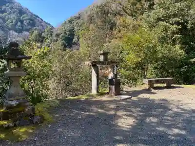 日室ヶ岳遥拝所の{uncategorized: "未分類", other: "その他", undefined: "問題あり", building: "その他建物", grave: "お墓", sacred_gate: "鳥居", guardian: "狛犬", statue: "像", buddha: "仏像", history: "歴史", nature: "自然", garden: "庭園", animal: "動物", pagoda: "塔", temizu: "手水舎", mountain_gate: "山門・神門", sanctuary: "本殿・本堂", subordinate: "末社・摂社", art: "芸術", scenery: "景色", jizo: "地蔵", ema: "絵馬", goshuin: "御朱印", omikuji: "おみくじ", items: "授与品その他", amulet: "お守り", goshuincho: "御朱印帳", eats: "食事", festival: "お祭り", votive_dance: "神楽", shichigosan: "七五三参", wedding: "結婚式", experience: "体験その他", initially: "初詣", around: "周辺", anti_infection: "感染症対策"}