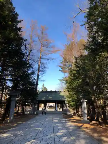 帯廣神社の山門