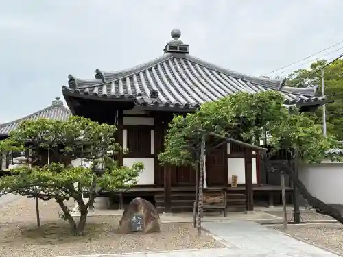 道明寺の{uncategorized: "未分類", other: "その他", undefined: "問題あり", building: "その他建物", grave: "お墓", sacred_gate: "鳥居", guardian: "狛犬", statue: "像", buddha: "仏像", history: "歴史", nature: "自然", garden: "庭園", animal: "動物", pagoda: "塔", temizu: "手水舎", mountain_gate: "山門・神門", sanctuary: "本殿・本堂", subordinate: "末社・摂社", art: "芸術", scenery: "景色", jizo: "地蔵", ema: "絵馬", goshuin: "御朱印", omikuji: "おみくじ", items: "授与品その他", amulet: "お守り", goshuincho: "御朱印帳", eats: "食事", festival: "お祭り", votive_dance: "神楽", shichigosan: "七五三参", wedding: "結婚式", experience: "体験その他", initially: "初詣", around: "周辺", anti_infection: "感染症対策"}