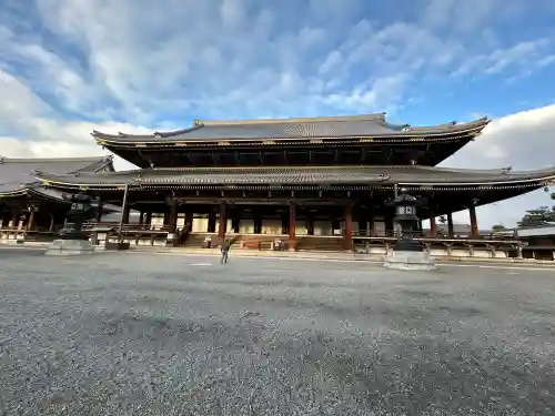 東本願寺（真宗本廟）の{uncategorized: "未分類", other: "その他", undefined: "問題あり", building: "その他建物", grave: "お墓", sacred_gate: "鳥居", guardian: "狛犬", statue: "像", buddha: "仏像", history: "歴史", nature: "自然", garden: "庭園", animal: "動物", pagoda: "塔", temizu: "手水舎", mountain_gate: "山門・神門", sanctuary: "本殿・本堂", subordinate: "末社・摂社", art: "芸術", scenery: "景色", jizo: "地蔵", ema: "絵馬", goshuin: "御朱印", omikuji: "おみくじ", items: "授与品その他", amulet: "お守り", goshuincho: "御朱印帳", eats: "食事", festival: "お祭り", votive_dance: "神楽", shichigosan: "七五三参", wedding: "結婚式", experience: "体験その他", initially: "初詣", around: "周辺", anti_infection: "感染症対策"}