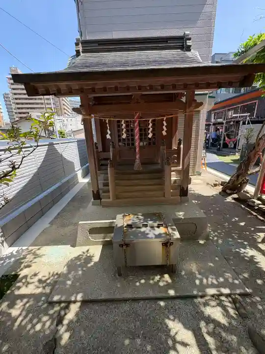 三藤稲荷社の{uncategorized: "未分類", other: "その他", undefined: "問題あり", building: "その他建物", grave: "お墓", sacred_gate: "鳥居", guardian: "狛犬", statue: "像", buddha: "仏像", history: "歴史", nature: "自然", garden: "庭園", animal: "動物", pagoda: "塔", temizu: "手水舎", mountain_gate: "山門・神門", sanctuary: "本殿・本堂", subordinate: "末社・摂社", art: "芸術", scenery: "景色", jizo: "地蔵", ema: "絵馬", goshuin: "御朱印", omikuji: "おみくじ", items: "授与品その他", amulet: "お守り", goshuincho: "御朱印帳", eats: "食事", festival: "お祭り", votive_dance: "神楽", shichigosan: "七五三参", wedding: "結婚式", experience: "体験その他", initially: "初詣", around: "周辺", anti_infection: "感染症対策"}