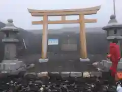 富士山頂上浅間大社奥宮の鳥居