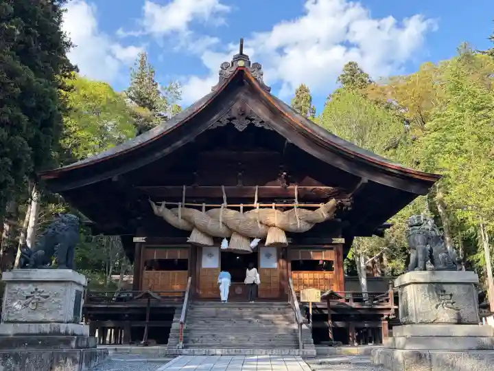 諏訪大社下社秋宮の{uncategorized: "未分類", other: "その他", undefined: "問題あり", building: "その他建物", grave: "お墓", sacred_gate: "鳥居", guardian: "狛犬", statue: "像", buddha: "仏像", history: "歴史", nature: "自然", garden: "庭園", animal: "動物", pagoda: "塔", temizu: "手水舎", mountain_gate: "山門・神門", sanctuary: "本殿・本堂", subordinate: "末社・摂社", art: "芸術", scenery: "景色", jizo: "地蔵", ema: "絵馬", goshuin: "御朱印", omikuji: "おみくじ", items: "授与品その他", amulet: "お守り", goshuincho: "御朱印帳", eats: "食事", festival: "お祭り", votive_dance: "神楽", shichigosan: "七五三参", wedding: "結婚式", experience: "体験その他", initially: "初詣", around: "周辺", anti_infection: "感染症対策"}