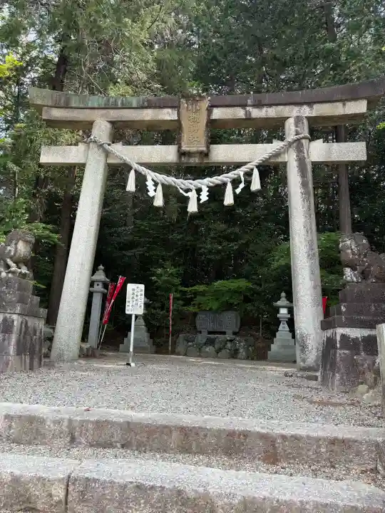 小槻神社の{uncategorized: "未分類", other: "その他", undefined: "問題あり", building: "その他建物", grave: "お墓", sacred_gate: "鳥居", guardian: "狛犬", statue: "像", buddha: "仏像", history: "歴史", nature: "自然", garden: "庭園", animal: "動物", pagoda: "塔", temizu: "手水舎", mountain_gate: "山門・神門", sanctuary: "本殿・本堂", subordinate: "末社・摂社", art: "芸術", scenery: "景色", jizo: "地蔵", ema: "絵馬", goshuin: "御朱印", omikuji: "おみくじ", items: "授与品その他", amulet: "お守り", goshuincho: "御朱印帳", eats: "食事", festival: "お祭り", votive_dance: "神楽", shichigosan: "七五三参", wedding: "結婚式", experience: "体験その他", initially: "初詣", around: "周辺", anti_infection: "感染症対策"}