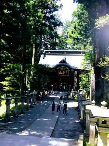 三峯神社の山門