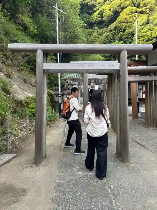 銭洗弁財天宇賀福神社の{uncategorized: "未分類", other: "その他", undefined: "問題あり", building: "その他建物", grave: "お墓", sacred_gate: "鳥居", guardian: "狛犬", statue: "像", buddha: "仏像", history: "歴史", nature: "自然", garden: "庭園", animal: "動物", pagoda: "塔", temizu: "手水舎", mountain_gate: "山門・神門", sanctuary: "本殿・本堂", subordinate: "末社・摂社", art: "芸術", scenery: "景色", jizo: "地蔵", ema: "絵馬", goshuin: "御朱印", omikuji: "おみくじ", items: "授与品その他", amulet: "お守り", goshuincho: "御朱印帳", eats: "食事", festival: "お祭り", votive_dance: "神楽", shichigosan: "七五三参", wedding: "結婚式", experience: "体験その他", initially: "初詣", around: "周辺", anti_infection: "感染症対策"}