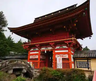美濃國一宮　南宮大社の山門・神門