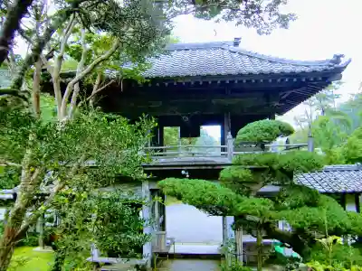 秩父札所三十二番　法性寺の山門・神門