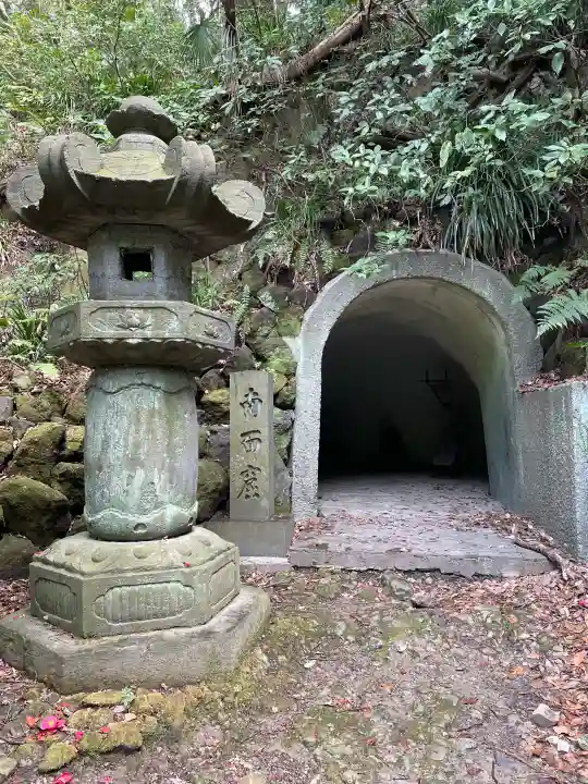 安國論寺(安国論寺)の{uncategorized: "未分類", other: "その他", undefined: "問題あり", building: "その他建物", grave: "お墓", sacred_gate: "鳥居", guardian: "狛犬", statue: "像", buddha: "仏像", history: "歴史", nature: "自然", garden: "庭園", animal: "動物", pagoda: "塔", temizu: "手水舎", mountain_gate: "山門・神門", sanctuary: "本殿・本堂", subordinate: "末社・摂社", art: "芸術", scenery: "景色", jizo: "地蔵", ema: "絵馬", goshuin: "御朱印", omikuji: "おみくじ", items: "授与品その他", amulet: "お守り", goshuincho: "御朱印帳", eats: "食事", festival: "お祭り", votive_dance: "神楽", shichigosan: "七五三参", wedding: "結婚式", experience: "体験その他", initially: "初詣", around: "周辺", anti_infection: "感染症対策"}