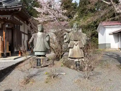 冨士御室浅間神社の{uncategorized: "未分類", other: "その他", undefined: "問題あり", building: "その他建物", grave: "お墓", sacred_gate: "鳥居", guardian: "狛犬", statue: "像", buddha: "仏像", history: "歴史", nature: "自然", garden: "庭園", animal: "動物", pagoda: "塔", temizu: "手水舎", mountain_gate: "山門・神門", sanctuary: "本殿・本堂", subordinate: "末社・摂社", art: "芸術", scenery: "景色", jizo: "地蔵", ema: "絵馬", goshuin: "御朱印", omikuji: "おみくじ", items: "授与品その他", amulet: "お守り", goshuincho: "御朱印帳", eats: "食事", festival: "お祭り", votive_dance: "神楽", shichigosan: "七五三参", wedding: "結婚式", experience: "体験その他", initially: "初詣", around: "周辺", anti_infection: "感染症対策"}