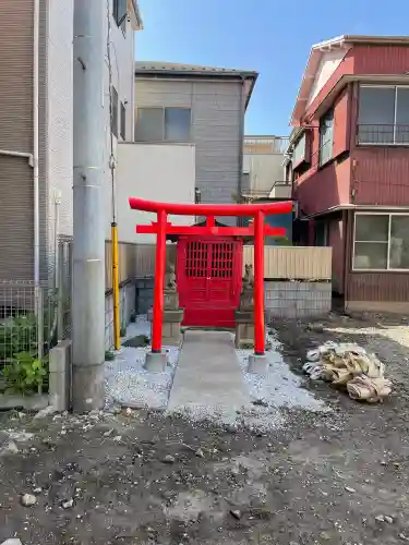 稲荷神社（生麦5丁目）の{uncategorized: "未分類", other: "その他", undefined: "問題あり", building: "その他建物", grave: "お墓", sacred_gate: "鳥居", guardian: "狛犬", statue: "像", buddha: "仏像", history: "歴史", nature: "自然", garden: "庭園", animal: "動物", pagoda: "塔", temizu: "手水舎", mountain_gate: "山門・神門", sanctuary: "本殿・本堂", subordinate: "末社・摂社", art: "芸術", scenery: "景色", jizo: "地蔵", ema: "絵馬", goshuin: "御朱印", omikuji: "おみくじ", items: "授与品その他", amulet: "お守り", goshuincho: "御朱印帳", eats: "食事", festival: "お祭り", votive_dance: "神楽", shichigosan: "七五三参", wedding: "結婚式", experience: "体験その他", initially: "初詣", around: "周辺", anti_infection: "感染症対策"}