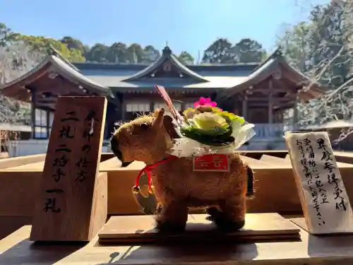 吉野神宮の{uncategorized: "未分類", other: "その他", undefined: "問題あり", building: "その他建物", grave: "お墓", sacred_gate: "鳥居", guardian: "狛犬", statue: "像", buddha: "仏像", history: "歴史", nature: "自然", garden: "庭園", animal: "動物", pagoda: "塔", temizu: "手水舎", mountain_gate: "山門・神門", sanctuary: "本殿・本堂", subordinate: "末社・摂社", art: "芸術", scenery: "景色", jizo: "地蔵", ema: "絵馬", goshuin: "御朱印", omikuji: "おみくじ", items: "授与品その他", amulet: "お守り", goshuincho: "御朱印帳", eats: "食事", festival: "お祭り", votive_dance: "神楽", shichigosan: "七五三参", wedding: "結婚式", experience: "体験その他", initially: "初詣", around: "周辺", anti_infection: "感染症対策"}