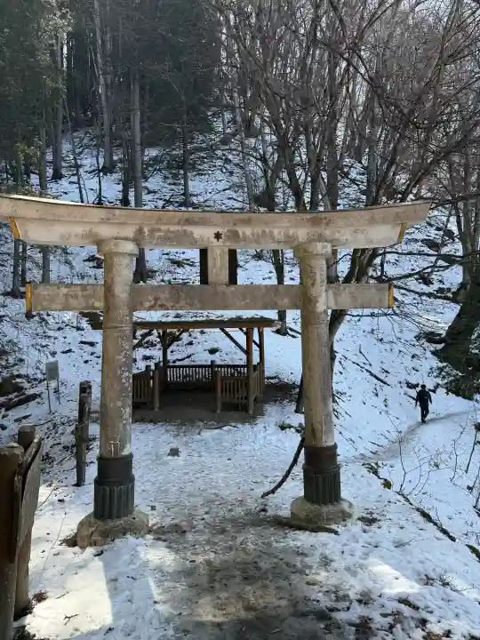 三峯神社奥宮の{uncategorized: "未分類", other: "その他", undefined: "問題あり", building: "その他建物", grave: "お墓", sacred_gate: "鳥居", guardian: "狛犬", statue: "像", buddha: "仏像", history: "歴史", nature: "自然", garden: "庭園", animal: "動物", pagoda: "塔", temizu: "手水舎", mountain_gate: "山門・神門", sanctuary: "本殿・本堂", subordinate: "末社・摂社", art: "芸術", scenery: "景色", jizo: "地蔵", ema: "絵馬", goshuin: "御朱印", omikuji: "おみくじ", items: "授与品その他", amulet: "お守り", goshuincho: "御朱印帳", eats: "食事", festival: "お祭り", votive_dance: "神楽", shichigosan: "七五三参", wedding: "結婚式", experience: "体験その他", initially: "初詣", around: "周辺", anti_infection: "感染症対策"}