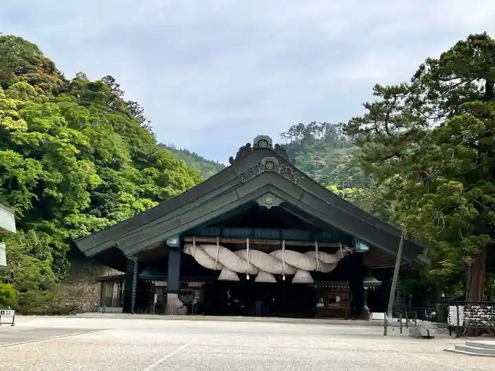 出雲大社の{uncategorized: "未分類", other: "その他", undefined: "問題あり", building: "その他建物", grave: "お墓", sacred_gate: "鳥居", guardian: "狛犬", statue: "像", buddha: "仏像", history: "歴史", nature: "自然", garden: "庭園", animal: "動物", pagoda: "塔", temizu: "手水舎", mountain_gate: "山門・神門", sanctuary: "本殿・本堂", subordinate: "末社・摂社", art: "芸術", scenery: "景色", jizo: "地蔵", ema: "絵馬", goshuin: "御朱印", omikuji: "おみくじ", items: "授与品その他", amulet: "お守り", goshuincho: "御朱印帳", eats: "食事", festival: "お祭り", votive_dance: "神楽", shichigosan: "七五三参", wedding: "結婚式", experience: "体験その他", initially: "初詣", around: "周辺", anti_infection: "感染症対策"}