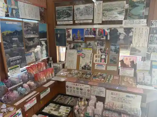 舘山寺の{uncategorized: "未分類", other: "その他", undefined: "問題あり", building: "その他建物", grave: "お墓", sacred_gate: "鳥居", guardian: "狛犬", statue: "像", buddha: "仏像", history: "歴史", nature: "自然", garden: "庭園", animal: "動物", pagoda: "塔", temizu: "手水舎", mountain_gate: "山門・神門", sanctuary: "本殿・本堂", subordinate: "末社・摂社", art: "芸術", scenery: "景色", jizo: "地蔵", ema: "絵馬", goshuin: "御朱印", omikuji: "おみくじ", items: "授与品その他", amulet: "お守り", goshuincho: "御朱印帳", eats: "食事", festival: "お祭り", votive_dance: "神楽", shichigosan: "七五三参", wedding: "結婚式", experience: "体験その他", initially: "初詣", around: "周辺", anti_infection: "感染症対策"}