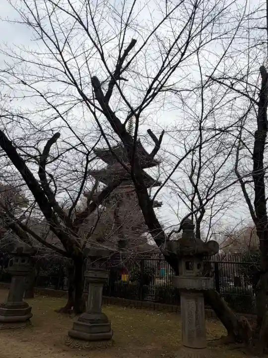 上野東照宮の{uncategorized: "未分類", other: "その他", undefined: "問題あり", building: "その他建物", grave: "お墓", sacred_gate: "鳥居", guardian: "狛犬", statue: "像", buddha: "仏像", history: "歴史", nature: "自然", garden: "庭園", animal: "動物", pagoda: "塔", temizu: "手水舎", mountain_gate: "山門・神門", sanctuary: "本殿・本堂", subordinate: "末社・摂社", art: "芸術", scenery: "景色", jizo: "地蔵", ema: "絵馬", goshuin: "御朱印", omikuji: "おみくじ", items: "授与品その他", amulet: "お守り", goshuincho: "御朱印帳", eats: "食事", festival: "お祭り", votive_dance: "神楽", shichigosan: "七五三参", wedding: "結婚式", experience: "体験その他", initially: "初詣", around: "周辺", anti_infection: "感染症対策"}