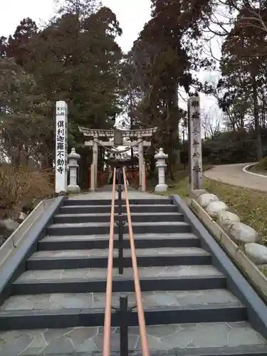 倶利迦羅不動寺山頂本堂の鳥居