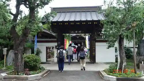 西光寺の山門