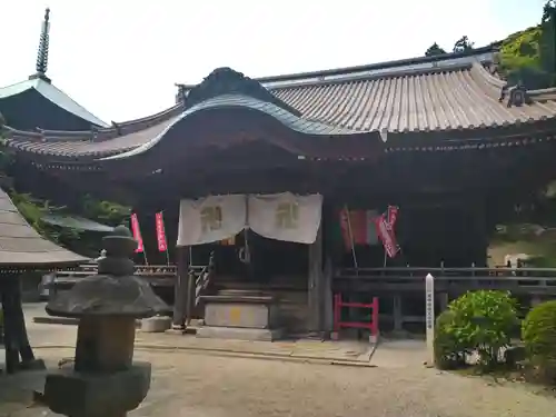 椎尾山薬王院の本殿・本堂