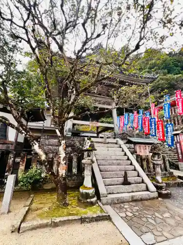 青岸渡寺の{uncategorized: "未分類", other: "その他", undefined: "問題あり", building: "その他建物", grave: "お墓", sacred_gate: "鳥居", guardian: "狛犬", statue: "像", buddha: "仏像", history: "歴史", nature: "自然", garden: "庭園", animal: "動物", pagoda: "塔", temizu: "手水舎", mountain_gate: "山門・神門", sanctuary: "本殿・本堂", subordinate: "末社・摂社", art: "芸術", scenery: "景色", jizo: "地蔵", ema: "絵馬", goshuin: "御朱印", omikuji: "おみくじ", items: "授与品その他", amulet: "お守り", goshuincho: "御朱印帳", eats: "食事", festival: "お祭り", votive_dance: "神楽", shichigosan: "七五三参", wedding: "結婚式", experience: "体験その他", initially: "初詣", around: "周辺", anti_infection: "感染症対策"}