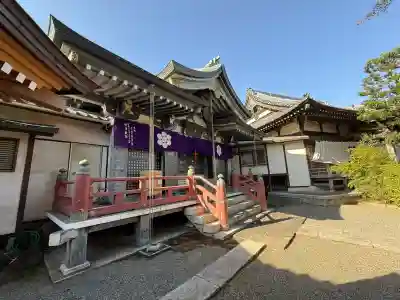 本光寺の{uncategorized: "未分類", other: "その他", undefined: "問題あり", building: "その他建物", grave: "お墓", sacred_gate: "鳥居", guardian: "狛犬", statue: "像", buddha: "仏像", history: "歴史", nature: "自然", garden: "庭園", animal: "動物", pagoda: "塔", temizu: "手水舎", mountain_gate: "山門・神門", sanctuary: "本殿・本堂", subordinate: "末社・摂社", art: "芸術", scenery: "景色", jizo: "地蔵", ema: "絵馬", goshuin: "御朱印", omikuji: "おみくじ", items: "授与品その他", amulet: "お守り", goshuincho: "御朱印帳", eats: "食事", festival: "お祭り", votive_dance: "神楽", shichigosan: "七五三参", wedding: "結婚式", experience: "体験その他", initially: "初詣", around: "周辺", anti_infection: "感染症対策"}