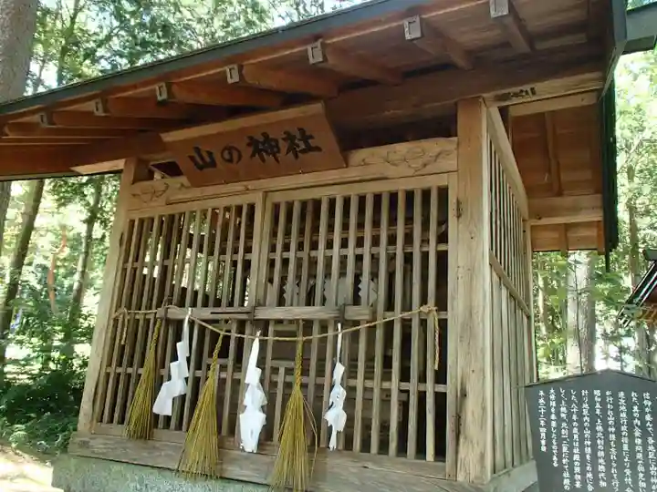 山の神社の本殿・本堂