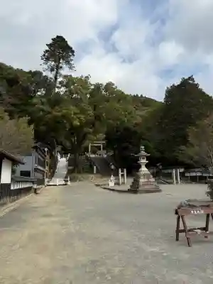 多度大社の{uncategorized: "未分類", other: "その他", undefined: "問題あり", building: "その他建物", grave: "お墓", sacred_gate: "鳥居", guardian: "狛犬", statue: "像", buddha: "仏像", history: "歴史", nature: "自然", garden: "庭園", animal: "動物", pagoda: "塔", temizu: "手水舎", mountain_gate: "山門・神門", sanctuary: "本殿・本堂", subordinate: "末社・摂社", art: "芸術", scenery: "景色", jizo: "地蔵", ema: "絵馬", goshuin: "御朱印", omikuji: "おみくじ", items: "授与品その他", amulet: "お守り", goshuincho: "御朱印帳", eats: "食事", festival: "お祭り", votive_dance: "神楽", shichigosan: "七五三参", wedding: "結婚式", experience: "体験その他", initially: "初詣", around: "周辺", anti_infection: "感染症対策"}