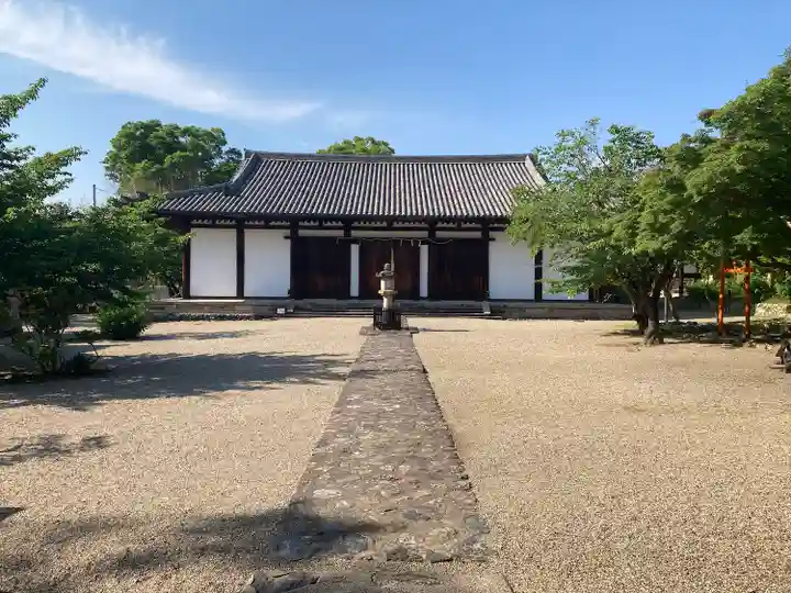 新薬師寺の本殿・本堂