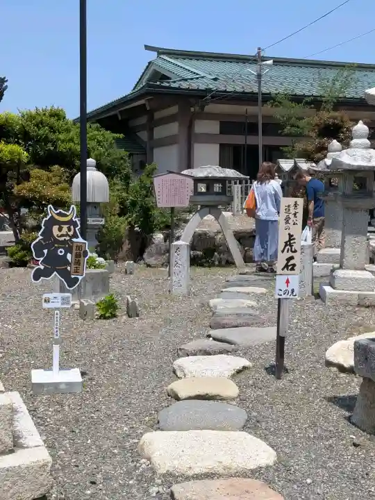 豊国神社の{uncategorized: "未分類", other: "その他", undefined: "問題あり", building: "その他建物", grave: "お墓", sacred_gate: "鳥居", guardian: "狛犬", statue: "像", buddha: "仏像", history: "歴史", nature: "自然", garden: "庭園", animal: "動物", pagoda: "塔", temizu: "手水舎", mountain_gate: "山門・神門", sanctuary: "本殿・本堂", subordinate: "末社・摂社", art: "芸術", scenery: "景色", jizo: "地蔵", ema: "絵馬", goshuin: "御朱印", omikuji: "おみくじ", items: "授与品その他", amulet: "お守り", goshuincho: "御朱印帳", eats: "食事", festival: "お祭り", votive_dance: "神楽", shichigosan: "七五三参", wedding: "結婚式", experience: "体験その他", initially: "初詣", around: "周辺", anti_infection: "感染症対策"}