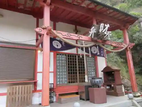 満願滝弁財天の本殿・本堂