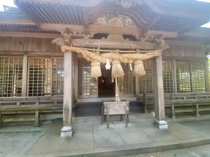諏訪神社の{uncategorized: "未分類", other: "その他", undefined: "問題あり", building: "その他建物", grave: "お墓", sacred_gate: "鳥居", guardian: "狛犬", statue: "像", buddha: "仏像", history: "歴史", nature: "自然", garden: "庭園", animal: "動物", pagoda: "塔", temizu: "手水舎", mountain_gate: "山門・神門", sanctuary: "本殿・本堂", subordinate: "末社・摂社", art: "芸術", scenery: "景色", jizo: "地蔵", ema: "絵馬", goshuin: "御朱印", omikuji: "おみくじ", items: "授与品その他", amulet: "お守り", goshuincho: "御朱印帳", eats: "食事", festival: "お祭り", votive_dance: "神楽", shichigosan: "七五三参", wedding: "結婚式", experience: "体験その他", initially: "初詣", around: "周辺", anti_infection: "感染症対策"}