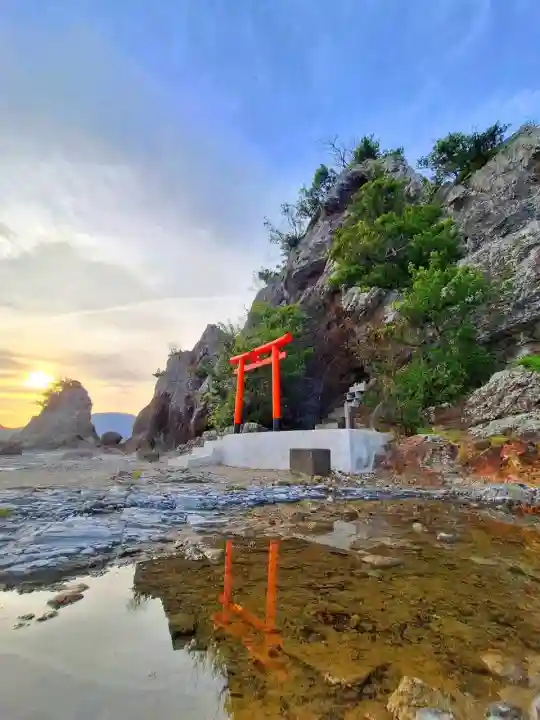 白蛇弁天(弁天島)の{uncategorized: "未分類", other: "その他", undefined: "問題あり", building: "その他建物", grave: "お墓", sacred_gate: "鳥居", guardian: "狛犬", statue: "像", buddha: "仏像", history: "歴史", nature: "自然", garden: "庭園", animal: "動物", pagoda: "塔", temizu: "手水舎", mountain_gate: "山門・神門", sanctuary: "本殿・本堂", subordinate: "末社・摂社", art: "芸術", scenery: "景色", jizo: "地蔵", ema: "絵馬", goshuin: "御朱印", omikuji: "おみくじ", items: "授与品その他", amulet: "お守り", goshuincho: "御朱印帳", eats: "食事", festival: "お祭り", votive_dance: "神楽", shichigosan: "七五三参", wedding: "結婚式", experience: "体験その他", initially: "初詣", around: "周辺", anti_infection: "感染症対策"}