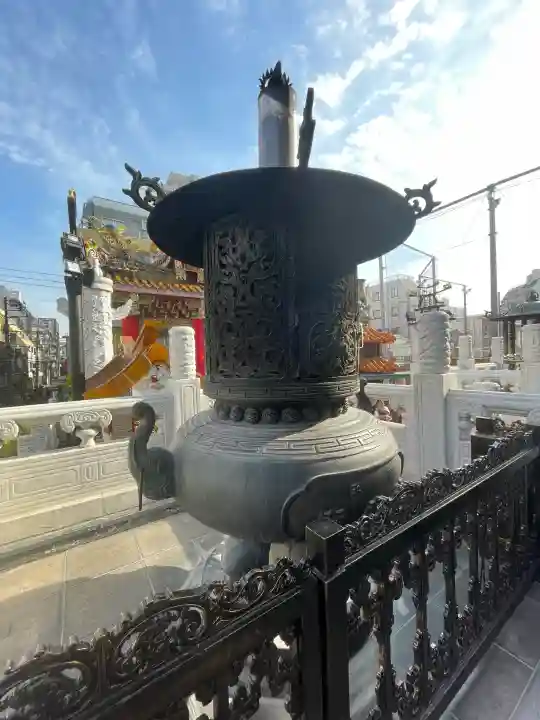 横濱関帝廟の{uncategorized: "未分類", other: "その他", undefined: "問題あり", building: "その他建物", grave: "お墓", sacred_gate: "鳥居", guardian: "狛犬", statue: "像", buddha: "仏像", history: "歴史", nature: "自然", garden: "庭園", animal: "動物", pagoda: "塔", temizu: "手水舎", mountain_gate: "山門・神門", sanctuary: "本殿・本堂", subordinate: "末社・摂社", art: "芸術", scenery: "景色", jizo: "地蔵", ema: "絵馬", goshuin: "御朱印", omikuji: "おみくじ", items: "授与品その他", amulet: "お守り", goshuincho: "御朱印帳", eats: "食事", festival: "お祭り", votive_dance: "神楽", shichigosan: "七五三参", wedding: "結婚式", experience: "体験その他", initially: "初詣", around: "周辺", anti_infection: "感染症対策"}