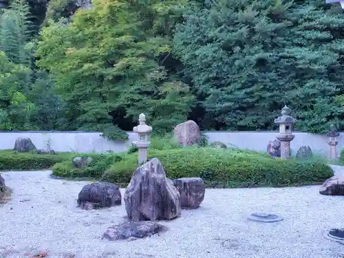 公智神社の庭園