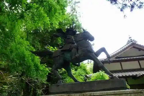 高鴨神社の像