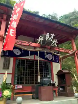 満願滝弁財天の本殿・本堂