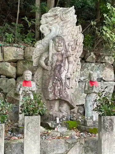 中山寺奥之院の仏像