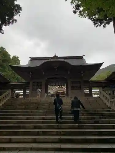 彌彦神社の山門