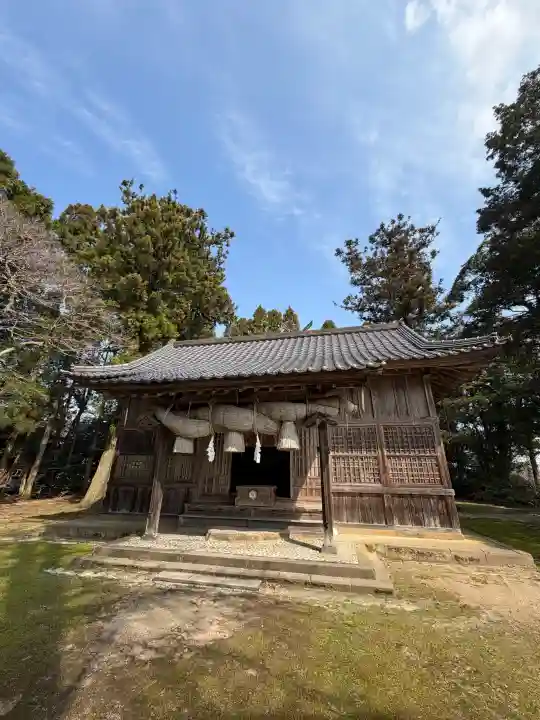六所神社の{uncategorized: "未分類", other: "その他", undefined: "問題あり", building: "その他建物", grave: "お墓", sacred_gate: "鳥居", guardian: "狛犬", statue: "像", buddha: "仏像", history: "歴史", nature: "自然", garden: "庭園", animal: "動物", pagoda: "塔", temizu: "手水舎", mountain_gate: "山門・神門", sanctuary: "本殿・本堂", subordinate: "末社・摂社", art: "芸術", scenery: "景色", jizo: "地蔵", ema: "絵馬", goshuin: "御朱印", omikuji: "おみくじ", items: "授与品その他", amulet: "お守り", goshuincho: "御朱印帳", eats: "食事", festival: "お祭り", votive_dance: "神楽", shichigosan: "七五三参", wedding: "結婚式", experience: "体験その他", initially: "初詣", around: "周辺", anti_infection: "感染症対策"}