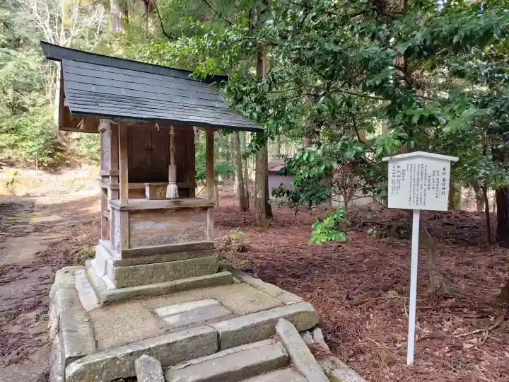 若狭彦神社(上社)の{uncategorized: "未分類", other: "その他", undefined: "問題あり", building: "その他建物", grave: "お墓", sacred_gate: "鳥居", guardian: "狛犬", statue: "像", buddha: "仏像", history: "歴史", nature: "自然", garden: "庭園", animal: "動物", pagoda: "塔", temizu: "手水舎", mountain_gate: "山門・神門", sanctuary: "本殿・本堂", subordinate: "末社・摂社", art: "芸術", scenery: "景色", jizo: "地蔵", ema: "絵馬", goshuin: "御朱印", omikuji: "おみくじ", items: "授与品その他", amulet: "お守り", goshuincho: "御朱印帳", eats: "食事", festival: "お祭り", votive_dance: "神楽", shichigosan: "七五三参", wedding: "結婚式", experience: "体験その他", initially: "初詣", around: "周辺", anti_infection: "感染症対策"}