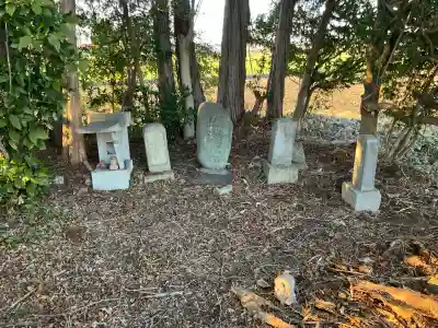 藤本稲荷神社の{uncategorized: "未分類", other: "その他", undefined: "問題あり", building: "その他建物", grave: "お墓", sacred_gate: "鳥居", guardian: "狛犬", statue: "像", buddha: "仏像", history: "歴史", nature: "自然", garden: "庭園", animal: "動物", pagoda: "塔", temizu: "手水舎", mountain_gate: "山門・神門", sanctuary: "本殿・本堂", subordinate: "末社・摂社", art: "芸術", scenery: "景色", jizo: "地蔵", ema: "絵馬", goshuin: "御朱印", omikuji: "おみくじ", items: "授与品その他", amulet: "お守り", goshuincho: "御朱印帳", eats: "食事", festival: "お祭り", votive_dance: "神楽", shichigosan: "七五三参", wedding: "結婚式", experience: "体験その他", initially: "初詣", around: "周辺", anti_infection: "感染症対策"}