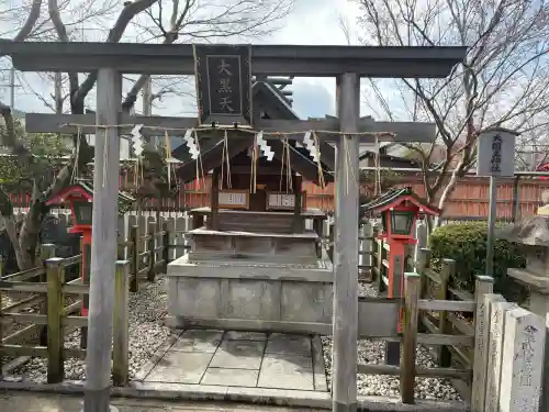 車折神社の{uncategorized: "未分類", other: "その他", undefined: "問題あり", building: "その他建物", grave: "お墓", sacred_gate: "鳥居", guardian: "狛犬", statue: "像", buddha: "仏像", history: "歴史", nature: "自然", garden: "庭園", animal: "動物", pagoda: "塔", temizu: "手水舎", mountain_gate: "山門・神門", sanctuary: "本殿・本堂", subordinate: "末社・摂社", art: "芸術", scenery: "景色", jizo: "地蔵", ema: "絵馬", goshuin: "御朱印", omikuji: "おみくじ", items: "授与品その他", amulet: "お守り", goshuincho: "御朱印帳", eats: "食事", festival: "お祭り", votive_dance: "神楽", shichigosan: "七五三参", wedding: "結婚式", experience: "体験その他", initially: "初詣", around: "周辺", anti_infection: "感染症対策"}